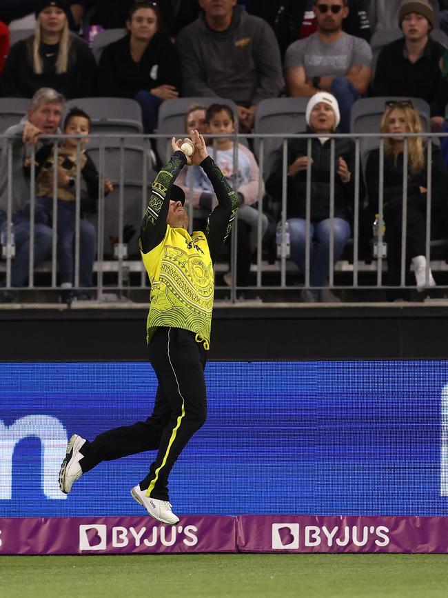 David Warner takes a screamer to dismiss Dhananjaya de Silva of Sri Lanka. Picture: Paul Kane/Getty Images