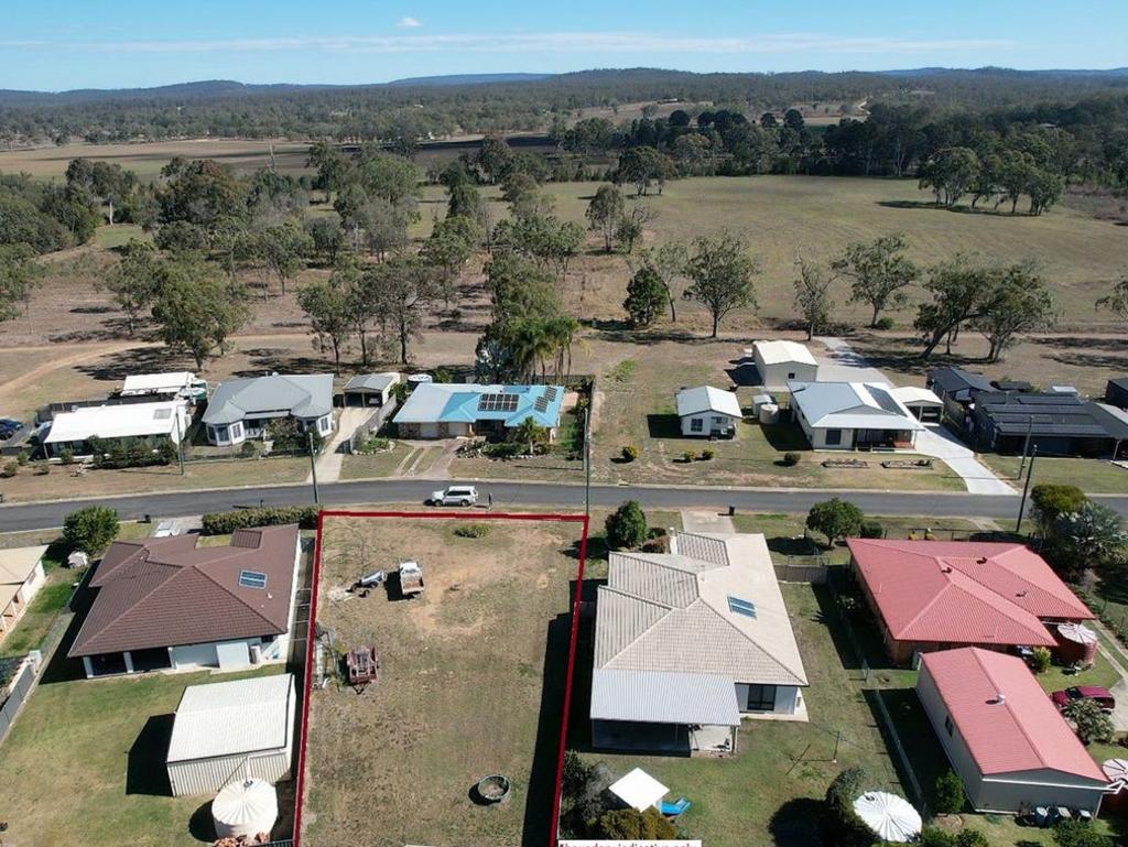 35 Archer Street, Monto, Qld 4630. Image supplied by Real Estate.com and KellCo Rural Agencies.