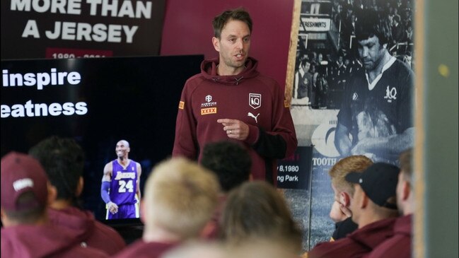 Hugh van Cuylenburg speaking to the Queensland players at the training camp before the Origin 1.