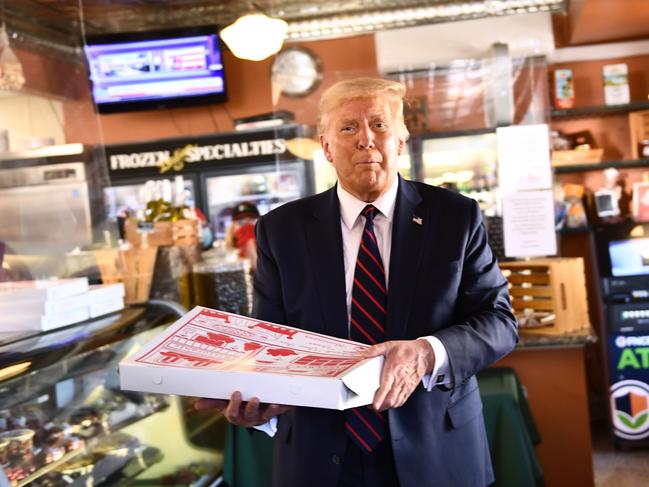 US President Donald Trump stops for a pizza at Arcaro and Genell in Old Forge, Pennsylvania, on August 20, 2020. (Photo by Brendan Smialowski / AFP)