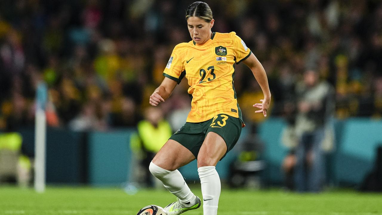 Caitlin Foord signs new Arsenal contract