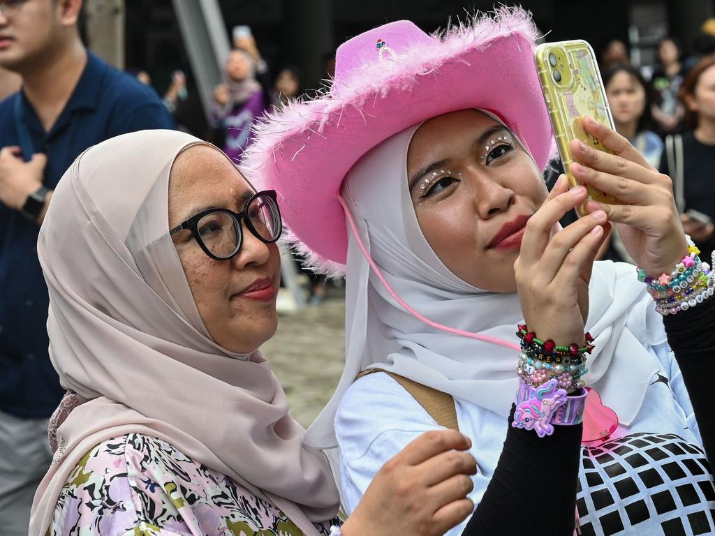 Swifties at the first of Swift’s six Singapore shows. Picture: Roslan RAHMAN / AFP