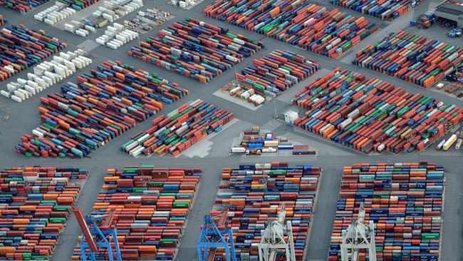 A container ship is loaded at a terminal in the harbour of Hamburg, Germany September 23, 2012. Picture taken September 23, 2012. REUTERS/Fabian Bimmer/File Photo     TPX IMAGES OF THE DAY - D1BETOJCRQAB