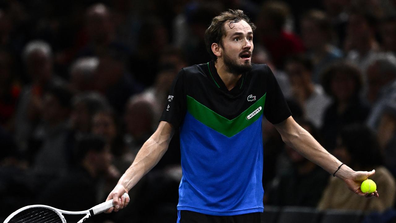 Daniil Medvedev argues with the referee during his men's singles match against Bulgaria's Grigor Dimitrov on day three of the Paris ATP Masters 1000 tennis tournament at the Accor Arena - Palais Omnisports de Paris-Bercy - in Paris on November 1, 2023. (Photo by JULIEN DE ROSA / AFP)