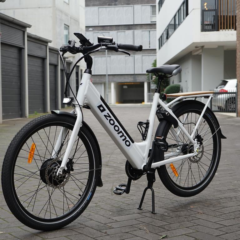 The Zoomo Zero is an e-bike with three gears and a solid frame.