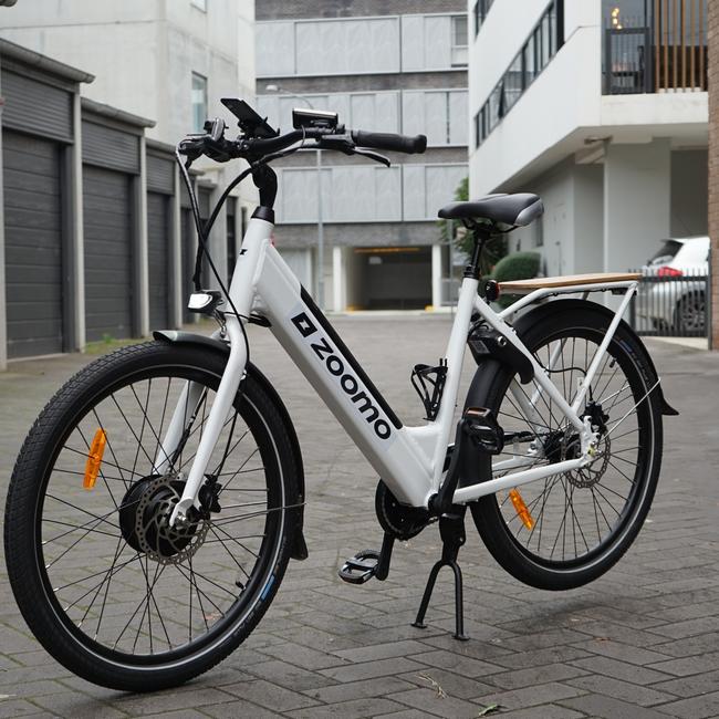 The Zoomo Zero is an e-bike with three gears and a solid frame.