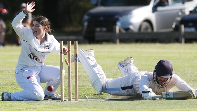 Grace Jones tries to run out Barwon Heads batter Darcy Hewitt. Picture: Mark Wilson