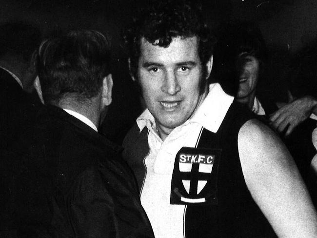 1971. St Kilda v Collingwood. Coach Allan Jeans with Kevin Neale. Cowboy Neale.Neg: DH07418[Sun 9/8/1971]