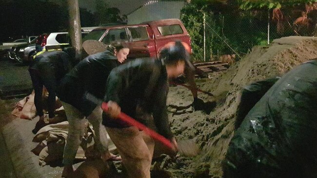 Communities have banded together to sandbag shops and houses. Picture: NSW SES Port Macquarie unit facebook page