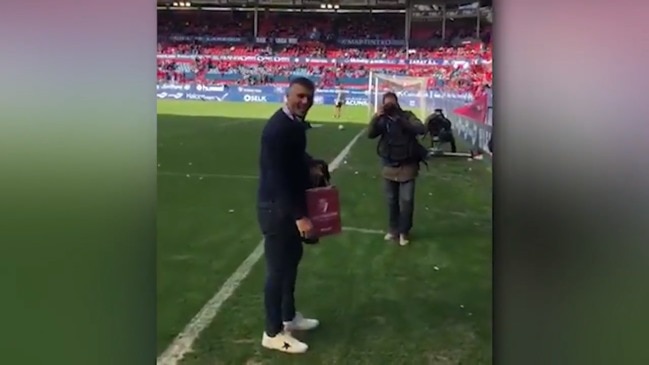 John Aloisi receives a special reception from Osasuna fans on his return