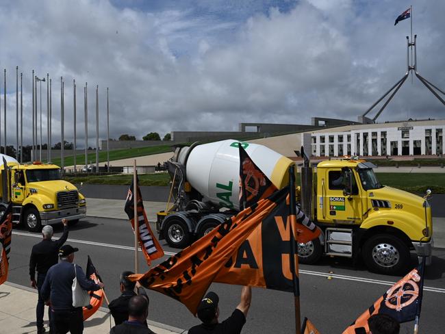 CANBERRA, AUSTRALIA. NewsWire Photos. NOVEMBER 25 2023. National convoys of Truck drivers and members of the Transport Workers Union circled around Parliament House. Picture: NCA NewsWire/ Martin Ollman