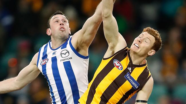 LAUNCESTON, AUSTRALIA - AUGUST 13: Todd Goldstein of the Kangaroos and Tim O'Brien of the Hawks compete in a ruck contest during the 2017 AFL round 21 match between the Hawthorn Hawks and the North Melbourne Kangaroos at the University of Tasmania Stadium on August 13, 2017 in Launceston, Australia. (Photo by Adam Trafford/AFL Media/Getty Images)