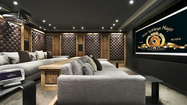 The cinema is on the entrance level, together with the nightclub and library.