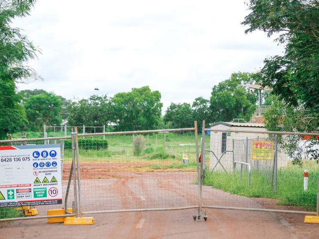 The Fences go up at Richardson Park ahead of its demolition .Picture GLENN CAMPBELL