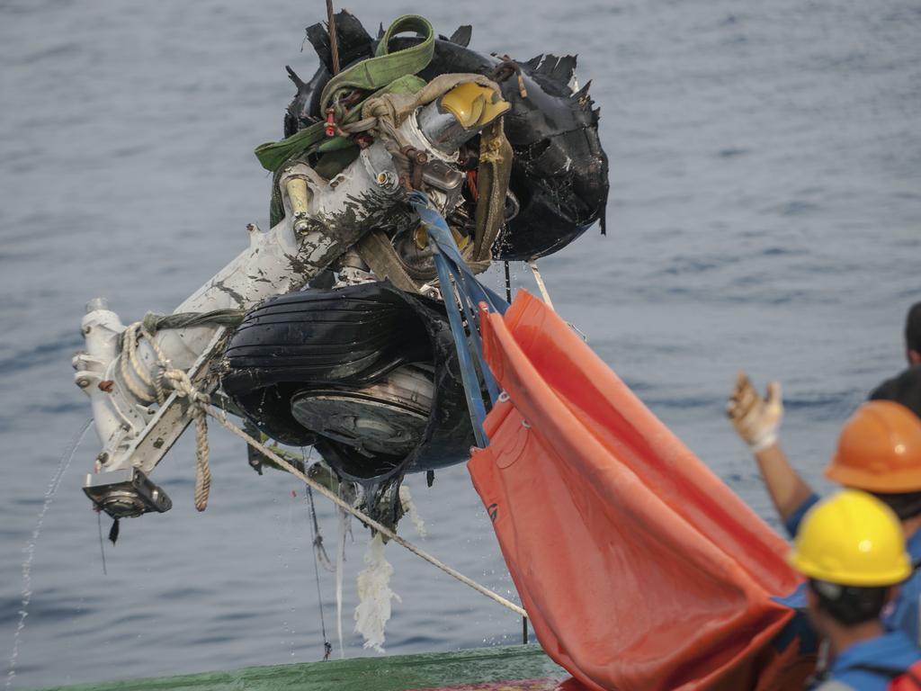 Rescuers retrieve part of the landing gears of the crashed Lion Air jet. Picture: AP/Fauzy Chaniago