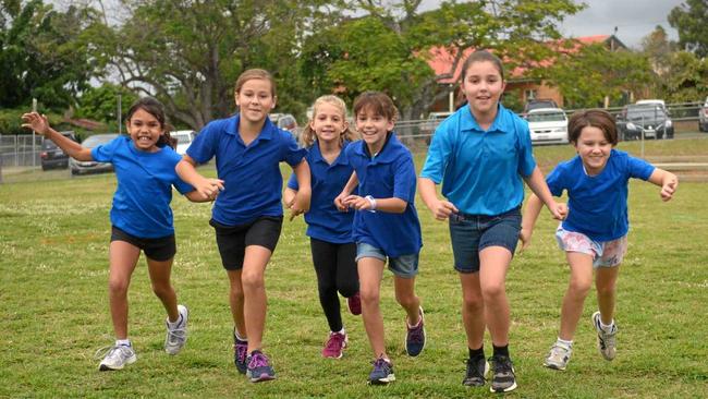 The Blue Team, Amber Wright, Amarli Martin, Victoria Connolly, Beccy Ireland, Georgia Moss and Harpa Hock joined in the inaugural 3-8 yrs running the cutter at Mt Morgan festival. Picture: Jann Houley