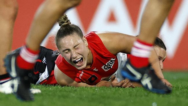 SydneyÃ&#149;s Montana Ham injured her knee during the Round 1 AFLW match and first ever game for the Sydney Swans v St. Kilda at North Sydney Oval on 27th August, 2022. Photo by Phil Hillyard (Image Supplied for Editorial Use only - **NO ON SALES** - Â©Phil Hillyard )