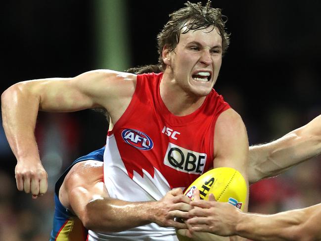 Sydney's Jordan Dawson handballs under pressure during AFL match Sydney Swans v Gold Coast Suns at the SCG. Picture. Phil Hillyard