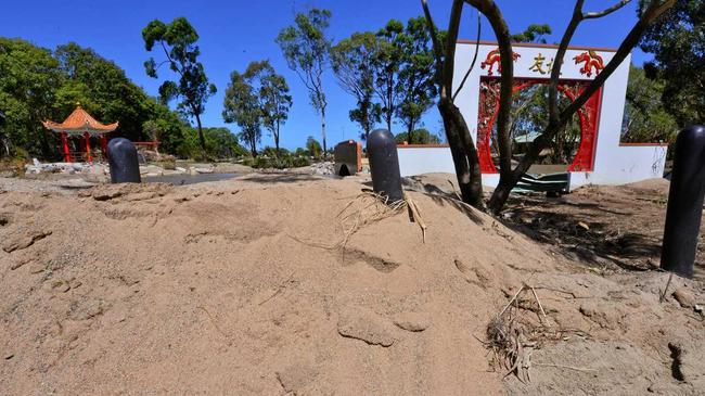 SAND PIT: Work has commenced on cleaning up the massive deposits of sand at the Bundaberg Botanic Gardens left behind by the floods. Photo: Scottie Simmonds / NewsMail. Picture: Scottie Simmonds BUN070213BOT1