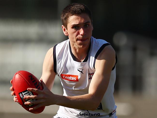 Xavier Ivisic looks for an option. Picture: Graham Denholm/AFL Photos via Getty Images