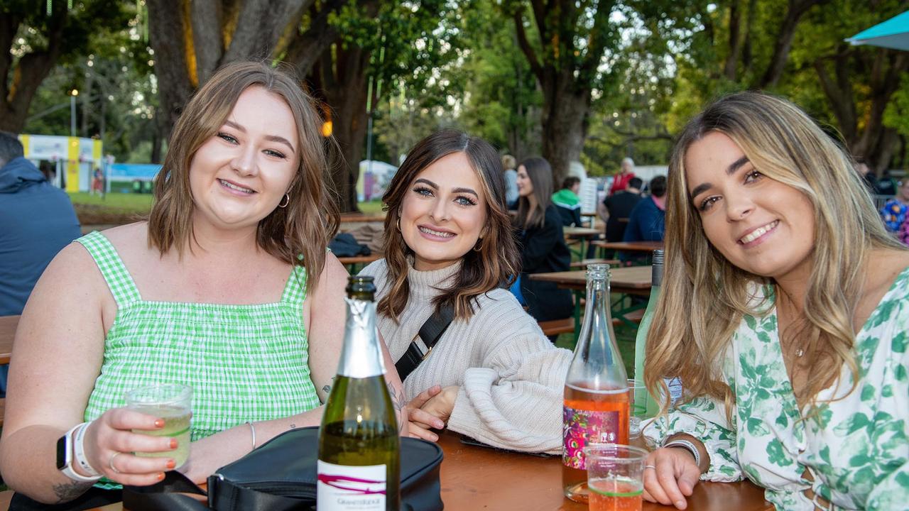 Nataleigh Brunner (left with Louise Goodall and Eloise Spott. Festival of Food and Wine, Queens Park, Toowoomba Carnival of Flowers. Friday September 9, 2022 Picture: Bev Lacey