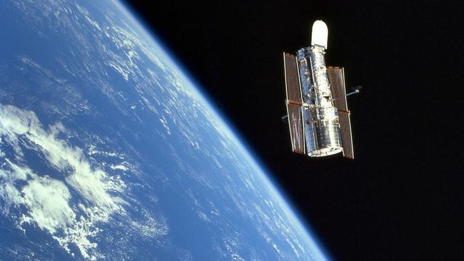 19-27/12/1999. The Hubble Space Telescope (HST) floats gracefully above the blue Earth after release from Discovery?s robot arm after a successful servicing mission. Picture: NASA (no copyright applies)