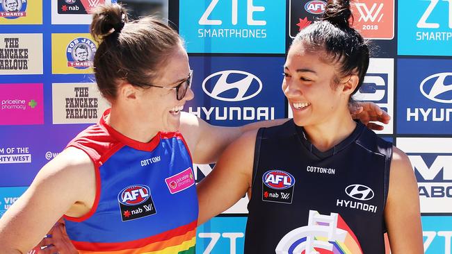 Carlton’s Darcy Vescio, right, and Bulldogs’ Emma Kearney.