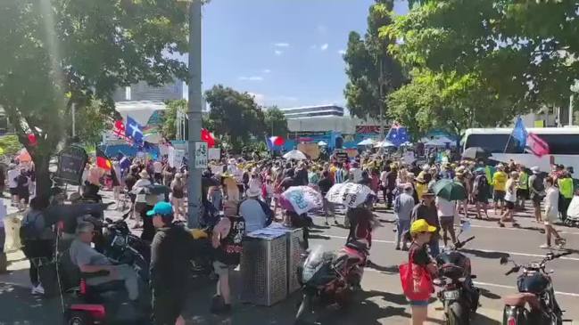 Pengunjuk rasa Anti-Vaksin Berkumpul di Luar Australia Terbuka