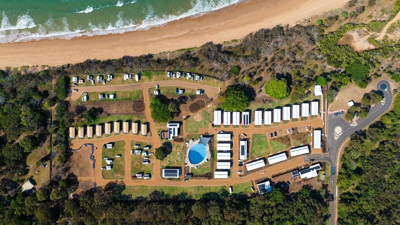 The Turtle Sands resort is adjacent to the Mon Repos Turtle Centre, where visitors can witness nesting turtles and hatchlings from November to March.