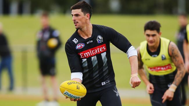 MELBOURNE, AUSTRALIA - JULY 14: Scott Pendlebury of the Magpies handballs during a Collingwood Magpies training session at Gosch's Paddock on July 14, 2016 in Melbourne, Australia. (Photo by Michael Dodge/Getty Images)