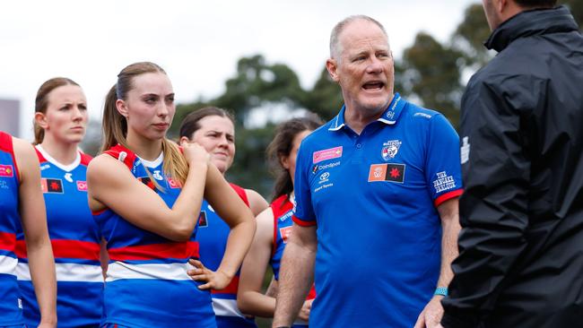 Former Western Bulldogs coach Nathan Burke addresses the AFLW side last season. Picture: Dylan Burns / Getty Images