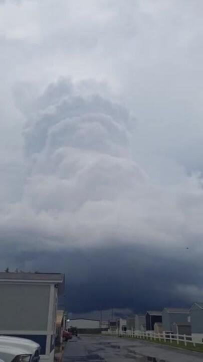 Huge Rotating Cloud Seen in Oklahoma City Amid Tornado Warning