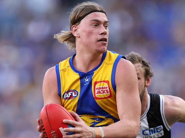 PERTH, AUSTRALIA - JUNE 01: Harley Reid of the Eagles looks to handball during the round 12 AFL match between West Coast Eagles and St Kilda Saints at Optus Stadium, on June 01, 2024, in Perth, Australia. (Photo by Paul Kane/Getty Images)