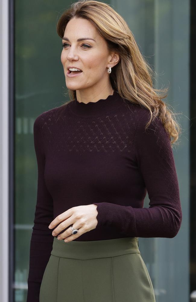 Kate Middleton shows off new blonde hair at museum visit | Photo | news ...