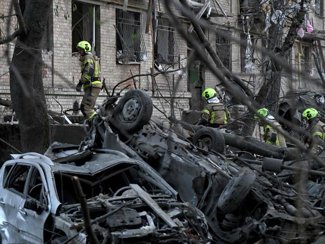 Ukrainian rescuers operate at the site of a Russian missile attack in Kyiv on April 24, 2025, amid the Russian invasion of Ukraine. A 