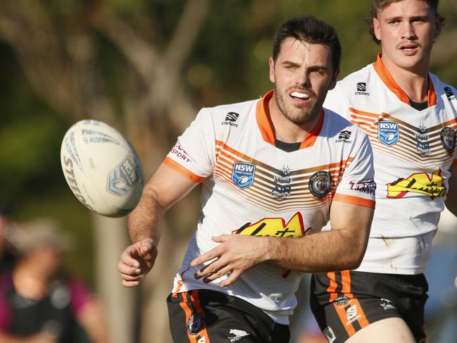 The Oaks hooker Nathan Rumsby finds a runner. Picture: Warren Gannon Photography