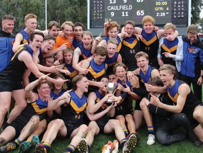 Carey Grammar's 2019 APS team, including Ben Jepson, bunches for a premiership pic.