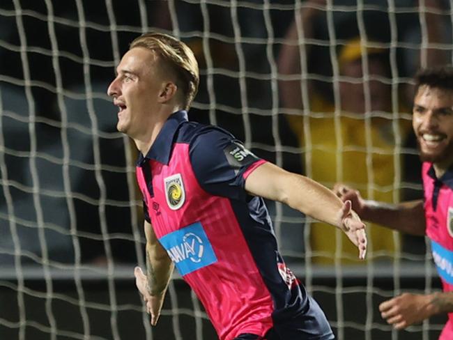 GOSFORD, AUSTRALIA - MARCH 08: Matthew Hatch of the Mariners celebrates his goal during the A-League match between the Central Coast Mariners and Macarthur FC at Central Coast Stadium, on March 08, 2021, in Gosford, Australia. (Photo by Ashley Feder/Getty Images)
