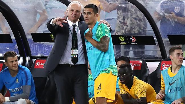 Graham Arnold talks to Tim Cahill before his Socceroos farewell.