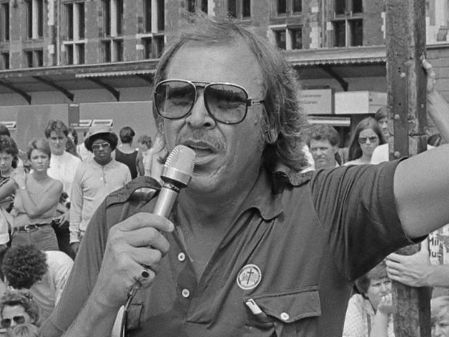 Internationale Conferentie voor reizende evangelisten in Amsterdam. Verkondiging door evangelist Arthur Blessit voor het Centraal Station; links een vertaler*16 juli 1983