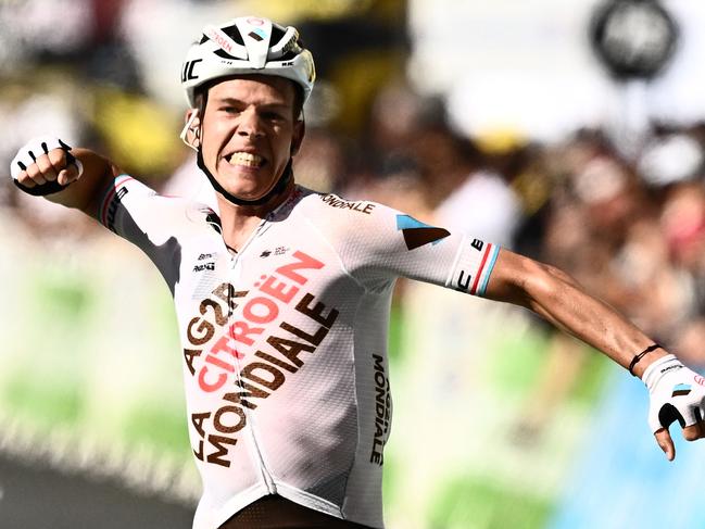 TOPSHOT - AG2R Citroen Team's Luxembourgish rider Bob Jungels celebrates as he cycles to the finish line to win the 9th stage of the 109th edition of the Tour de France cycling race, 192,9 km between Aigle in Switzerland and Chatel Les Portes du Soleil in the French Alps, on July 10, 2022. (Photo by Marco BERTORELLO / AFP)