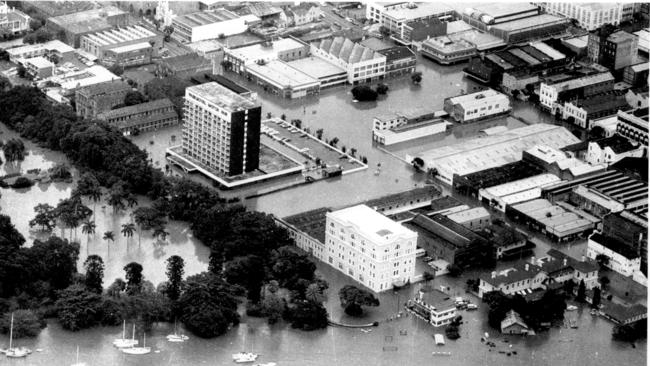 1974 : Aerial view of Brisbane flood 24/04/90. pic News Limited.NSW / Weather