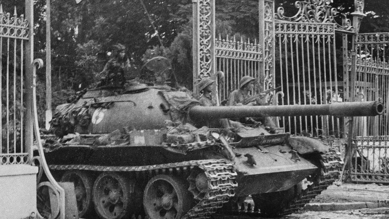 A tank of the North Vietnamese Army smashing in the gate of the South Vietnamese presidential palace on April 30, 1975. Picture: AFP