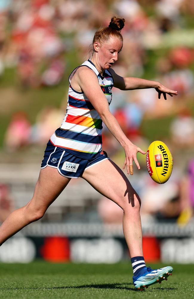 Aishling Moloney of the Cats kicks for goal. Picture: Brendon Thorne/AFL Photos/via Getty Images.