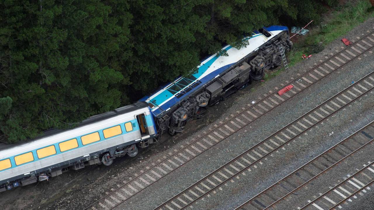 Report into fatal train derailment in Victoria suggests driver was speeding