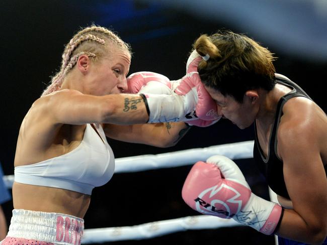 Ebanie Bridges (left) toughed it out to defeat Mahiecka Pareno. Picture: AAP Image/Jeremy Piper