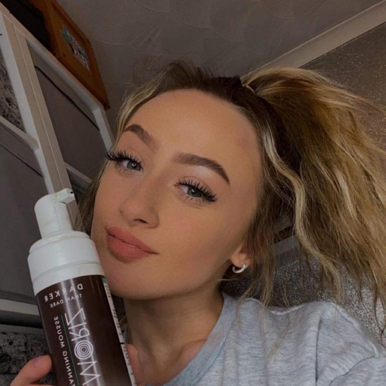 Teen girl shares hilarious ultra-dark tanning mistake