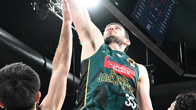 HOBART, AUSTRALIA - JANUARY 30: Clint Steindl of the Jackjumpers drives to the basket during the round 19 NBL match between Tasmania Jackjumpers and Illawarra Hawks at MyState Bank Arena, on January 30, 2025, in Hobart, Australia. (Photo by Steve Bell/Getty Images)