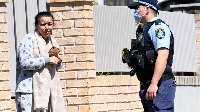 Police talk to a worried neighbour near the scene.Picture: NCA NewsWire / Jeremy Piper