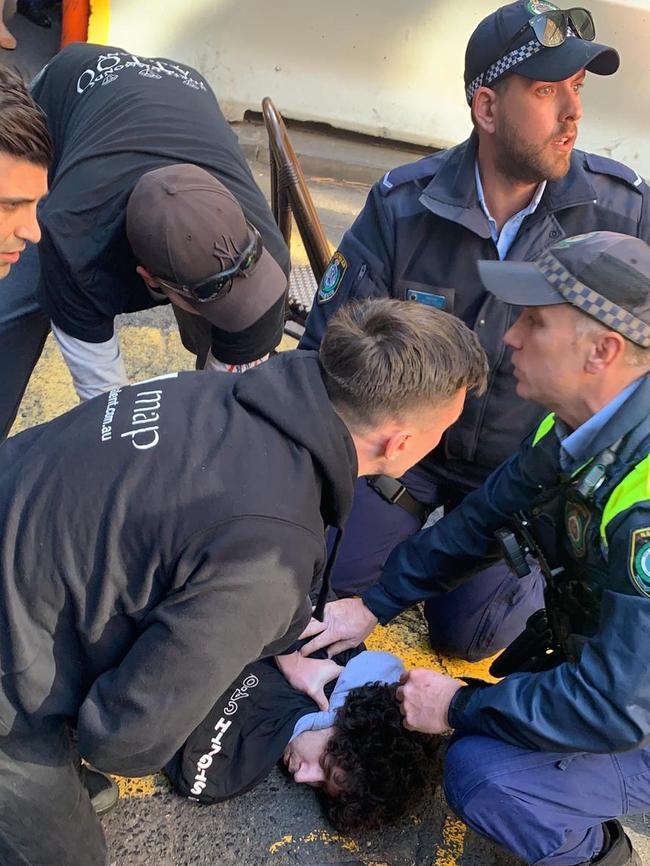 Bystanders help capture knife-wielding man Mert New in Sydney in 2019.